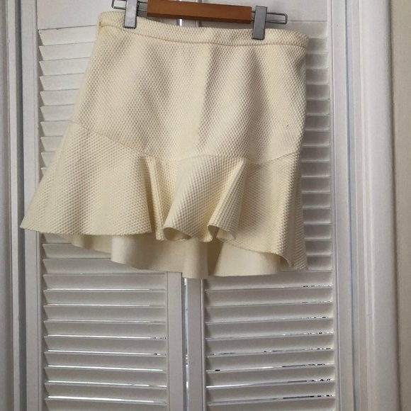 White mini skirt - Picture 2 of 3